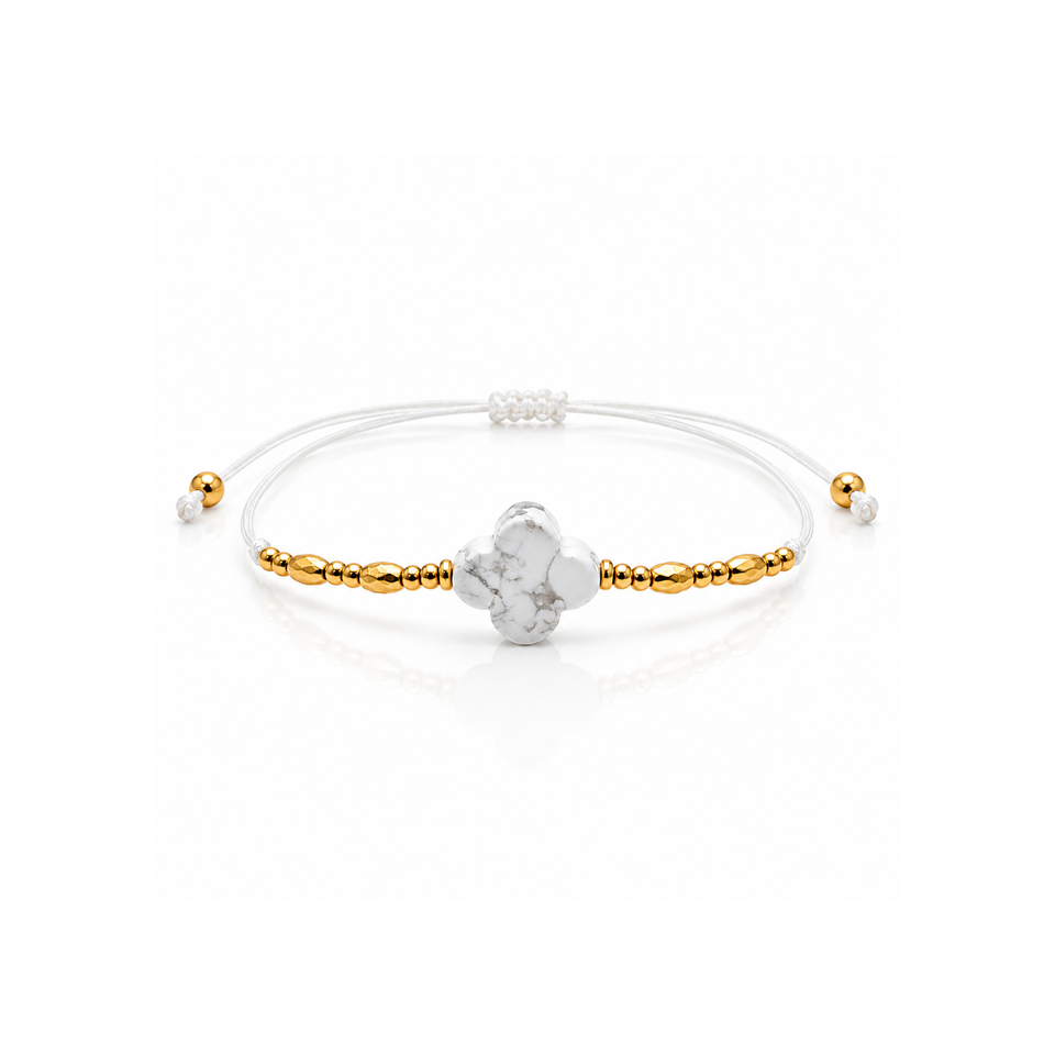 Bracelet fleur en howlite blanche 14 mm entier, éléments dorés et cordon blanc