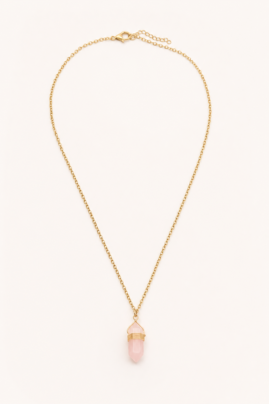 Collier bohème doré avec quartz rose sur fond clair