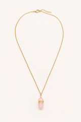 Collier bohème doré avec quartz rose sur fond clair