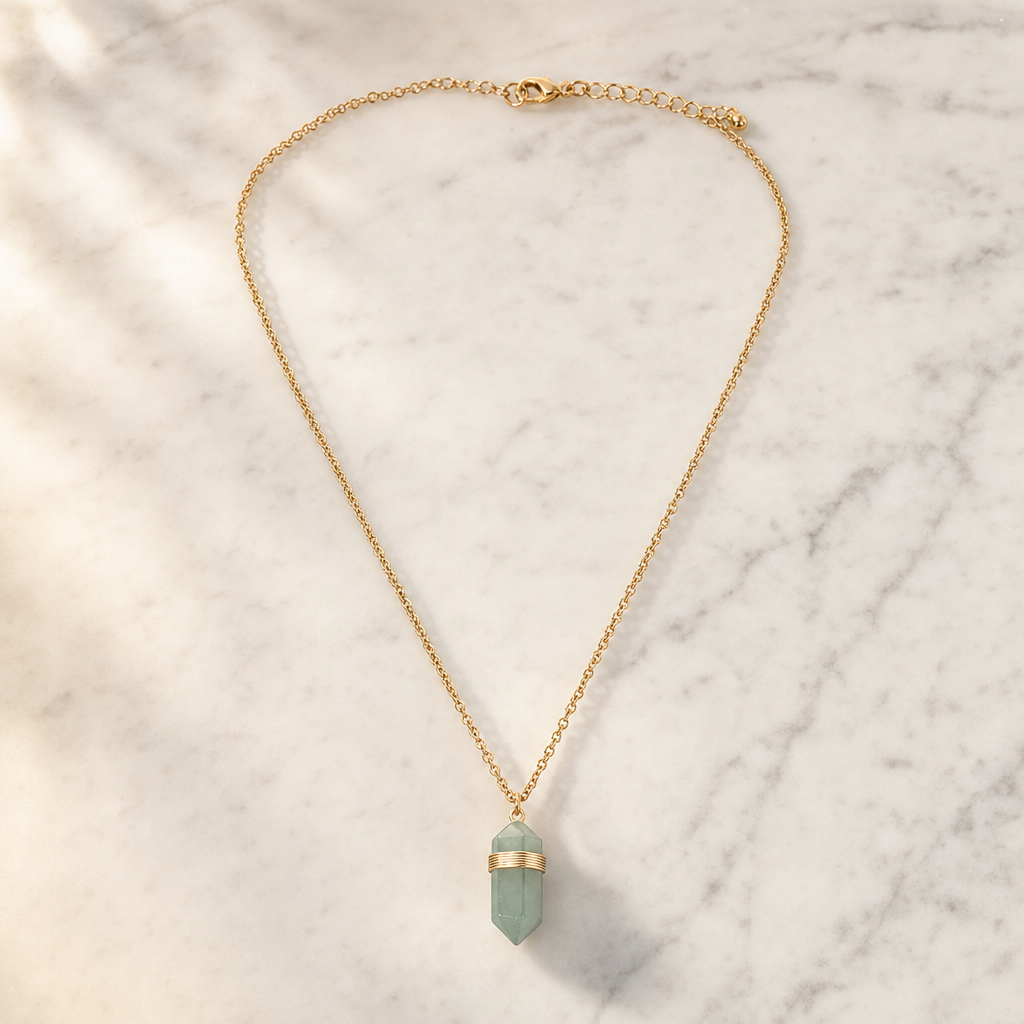 Collier doré boho en aventurine verte naturelle sur marbre clair