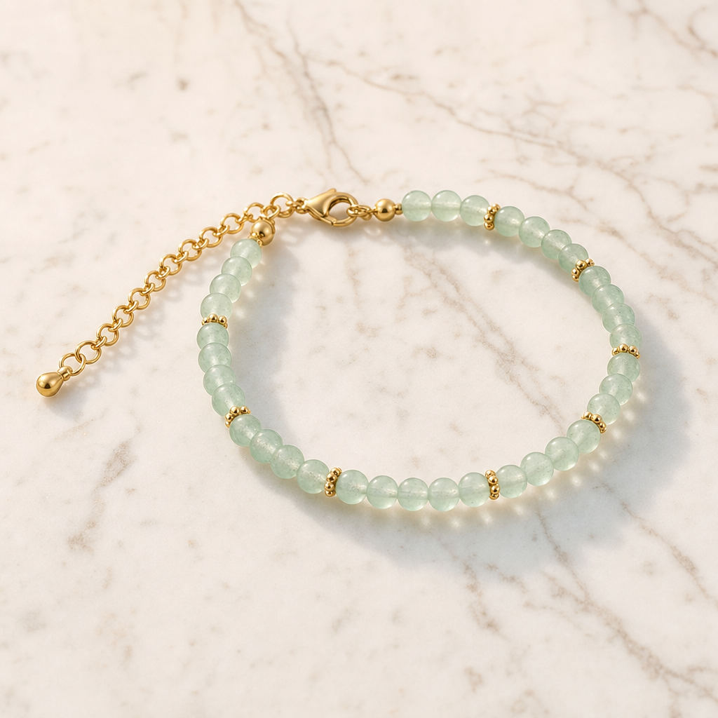 Bracelet Halo doré en aventurine verte sur marbre blanc