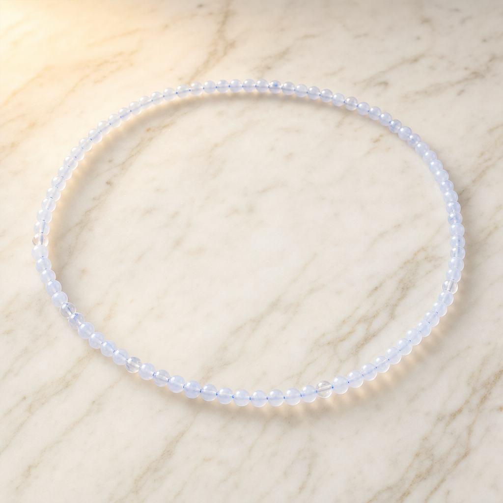 Collier en calcédoine bleue AA avec perles rondes de 4 mm sur marbre blanc