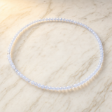 Collier en calcédoine bleue AA avec perles rondes de 4 mm sur marbre blanc