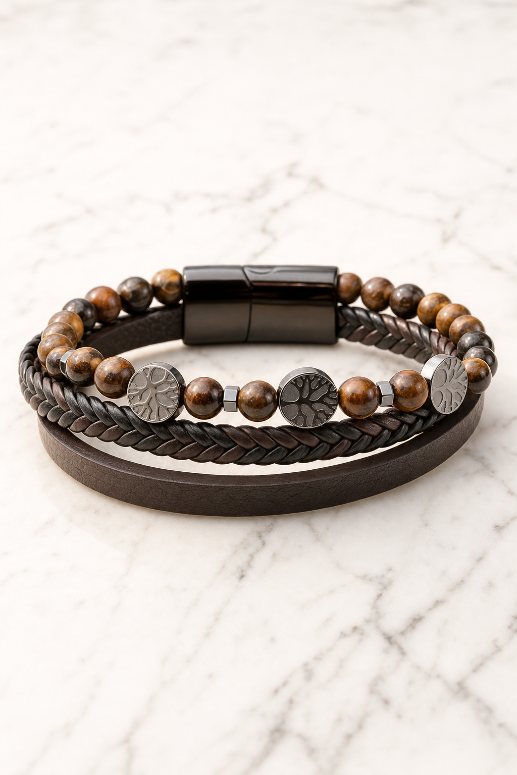 Bracelet en cuir brun avec perles d'oeil de tigre sur marbre clair