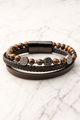 Bracelet en cuir brun avec perles d'oeil de tigre sur marbre clair