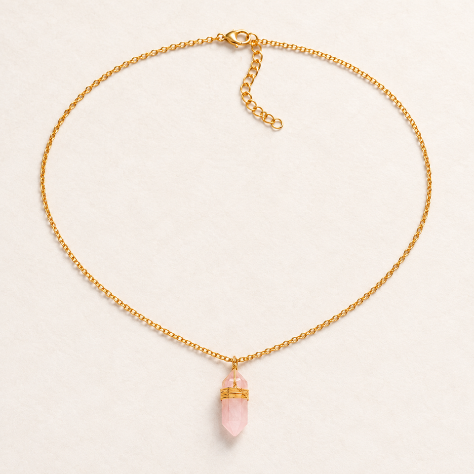 Collier doré en quartz rose sur fond Nacre MilAura