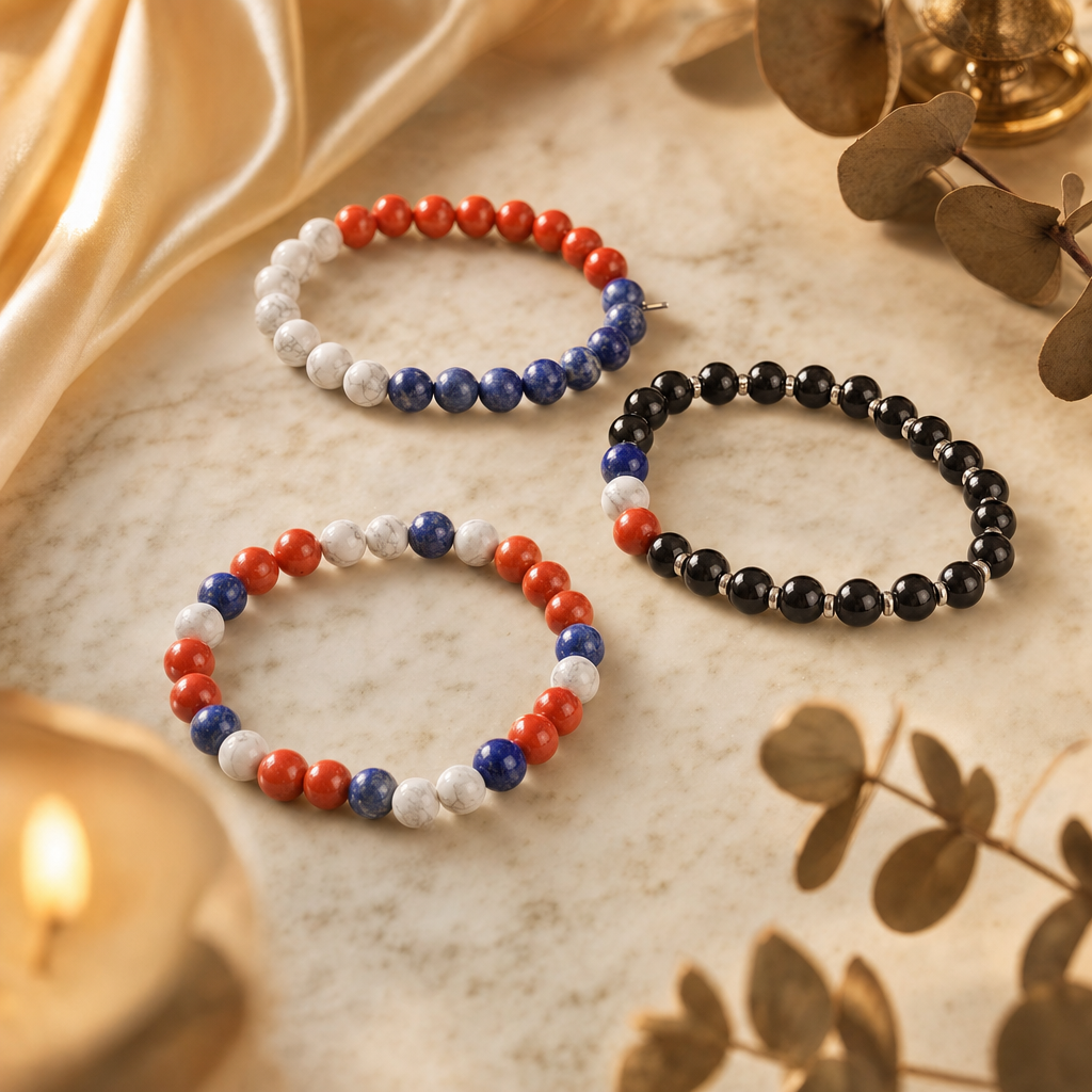 Bracelet bleu blanc rouge en pierres naturelles sur soie champagne