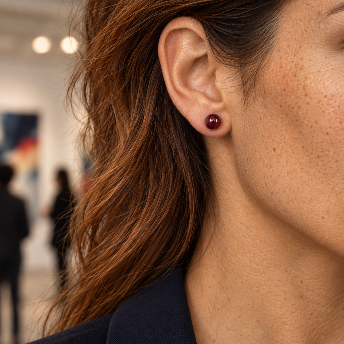 Boucles d'oreilles puces en grenat rouge 8 mm portées à l'oreille à leur échelle annoncée
