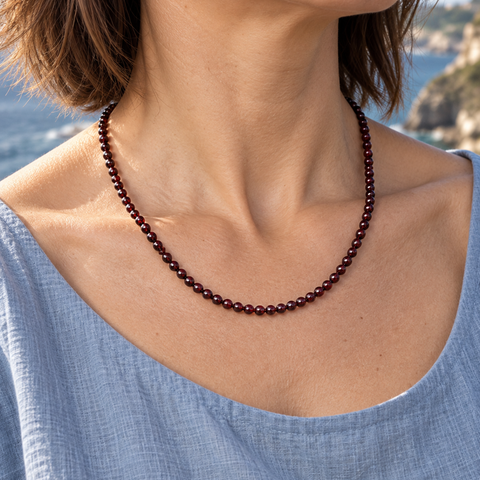 Collier en grenat rouge 4 mm - 45 cm porté au cou avec une longueur annoncée de 45 cm