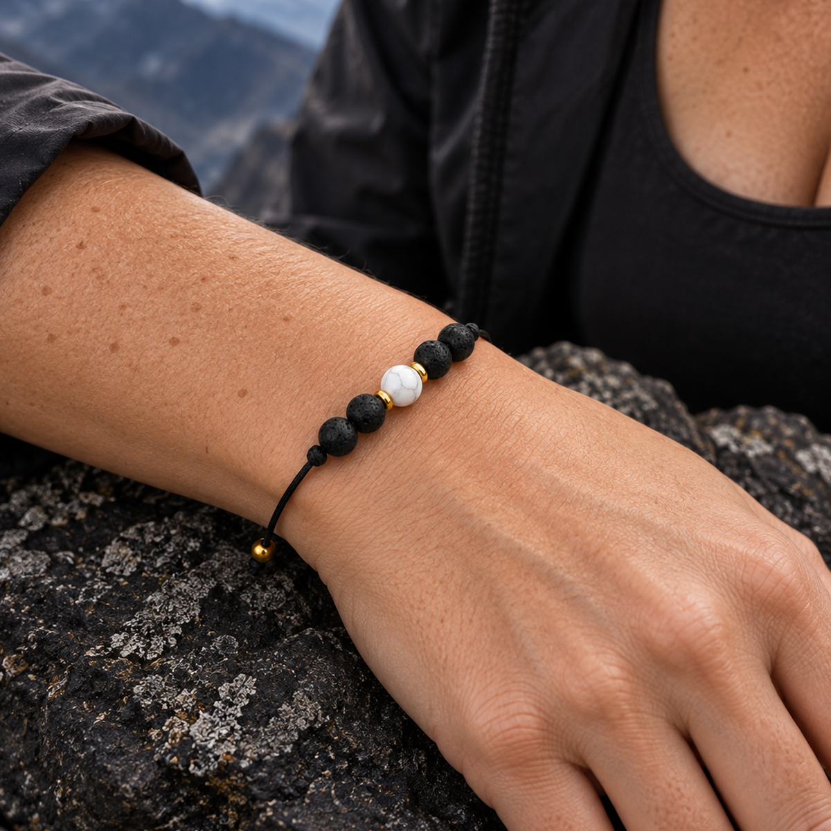 Bracelet doré en howlite et pierre de lave 6 mm porté au poignet à son échelle réelle dans une lumière naturelle