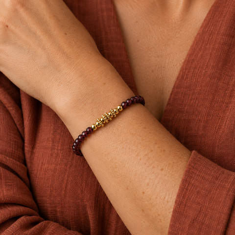 Bracelet doré en grenat rhodolite 3 mm porté au poignet à son échelle fine réelle