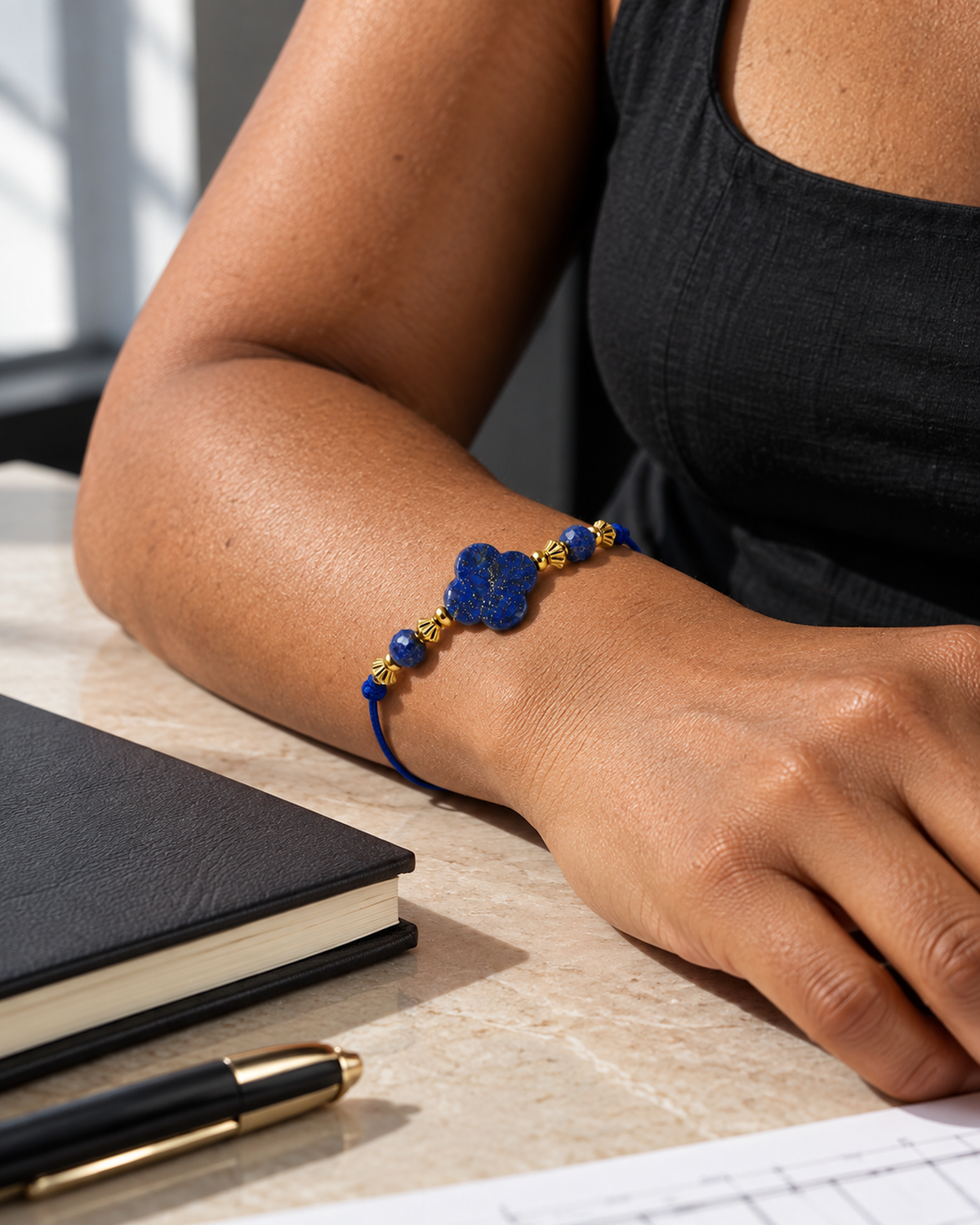 Bracelet doré en lapis-lazuli 4 à 12 mm porté au poignet à son échelle réelle dans une lumière naturelle
