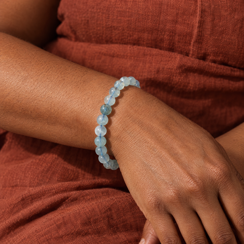 Bracelet en aigue-marine du Brésil porté au poignet, perles de 8 mm sur peau brune