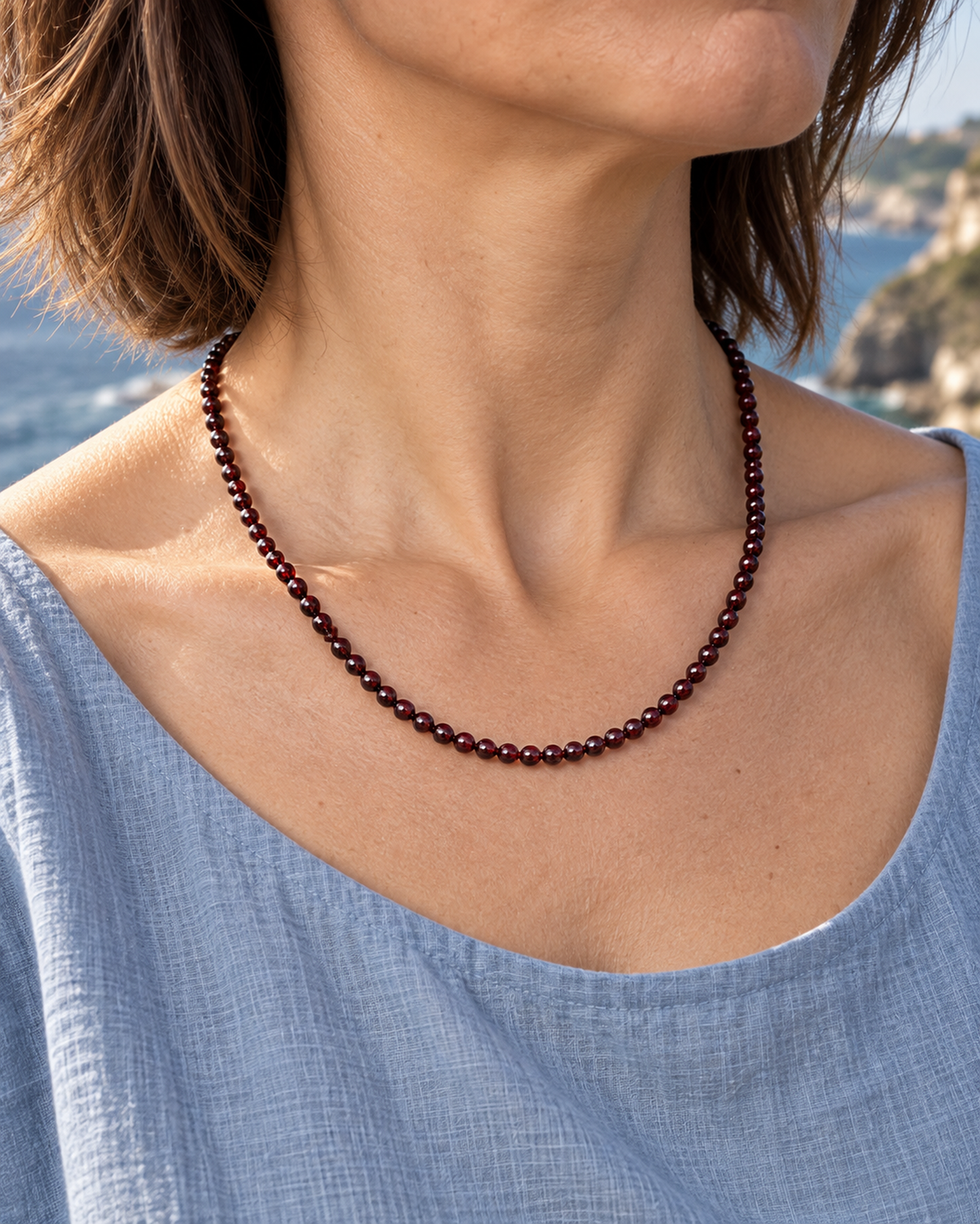 Collier en grenat rouge 4 mm - 45 cm porté au cou avec une longueur annoncée de 45 cm