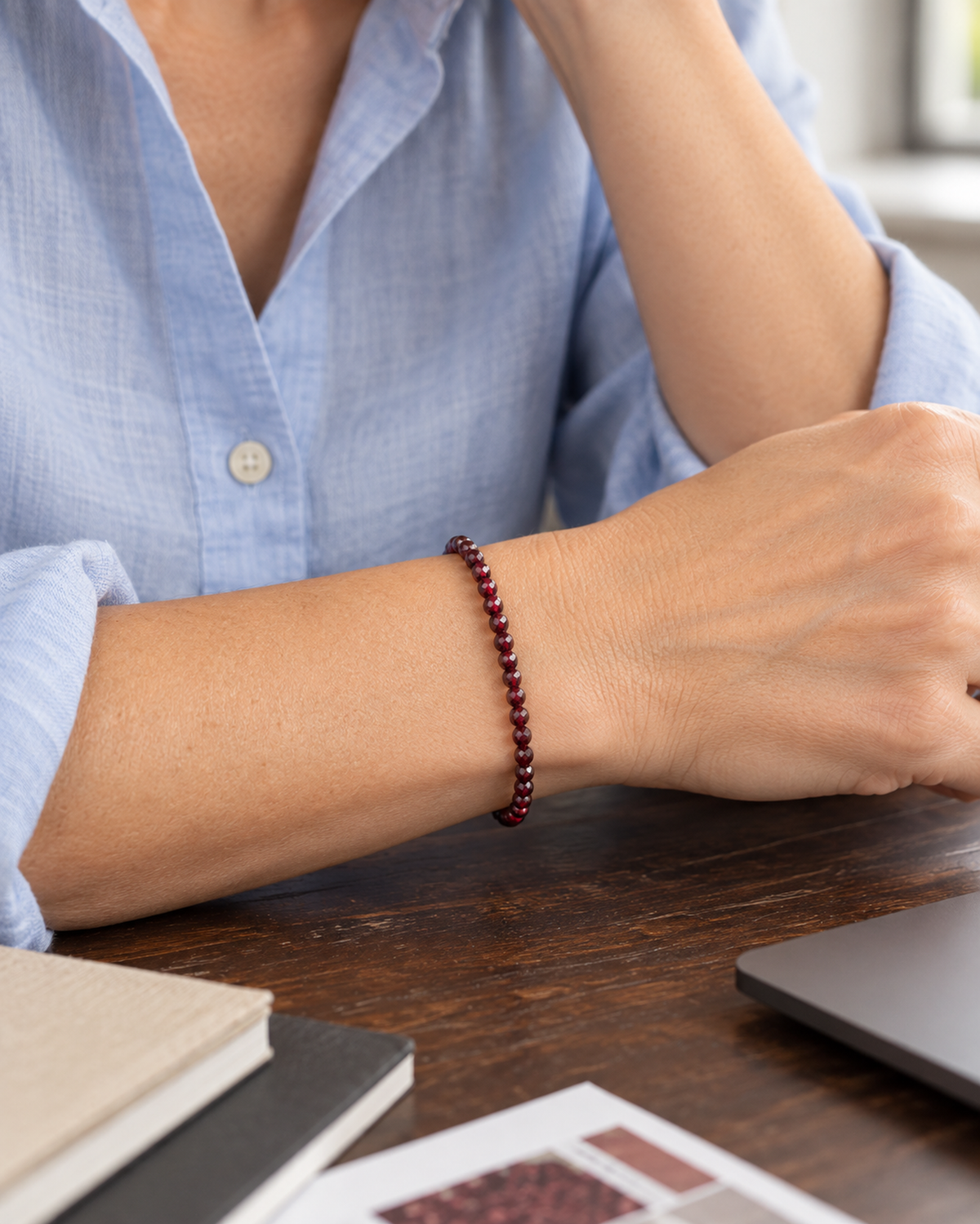 Bracelet facetté en grenat rouge 4 mm porté au poignet à l'échelle annoncée