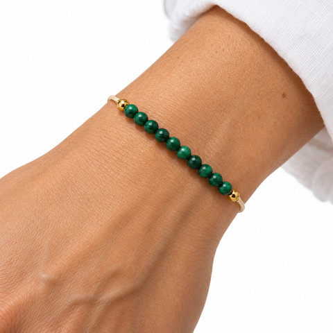 Bracelet malachite 4 mm porté, dix perles vertes et deux billes dorées