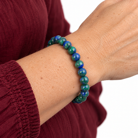 Bracelet en azurite-malachite 8 mm : échelle au poignet