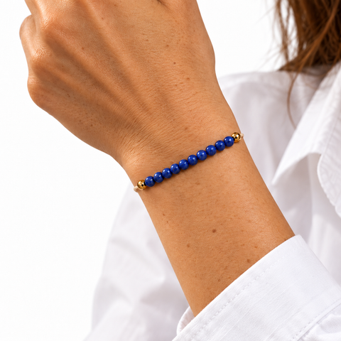 Bracelet lapis-lazuli 4 mm porté, dix perles bleues et deux billes dorées
