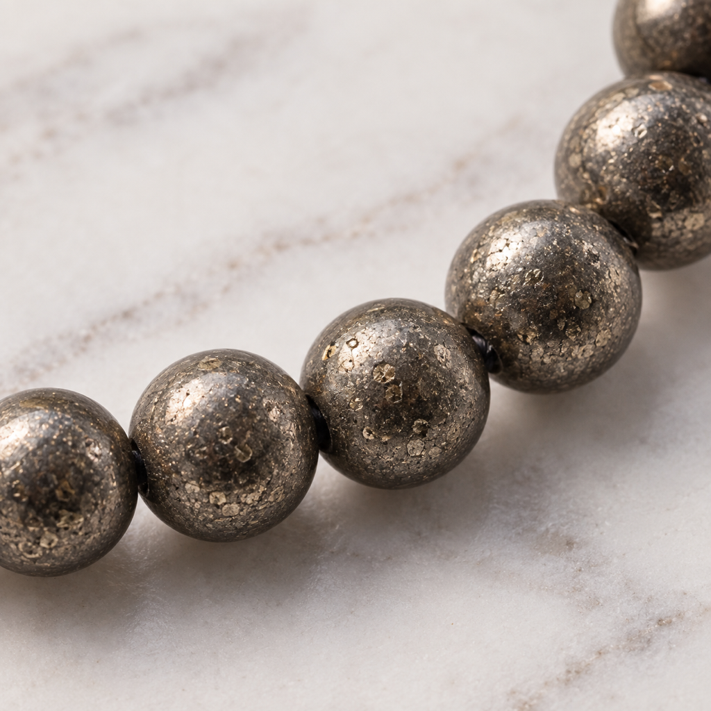 Macro des perles de pyrite polie et de leurs reflets métalliques