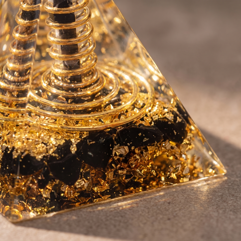 Macro de la spirale dorée et des fragments noirs dans la base de l'orgonite