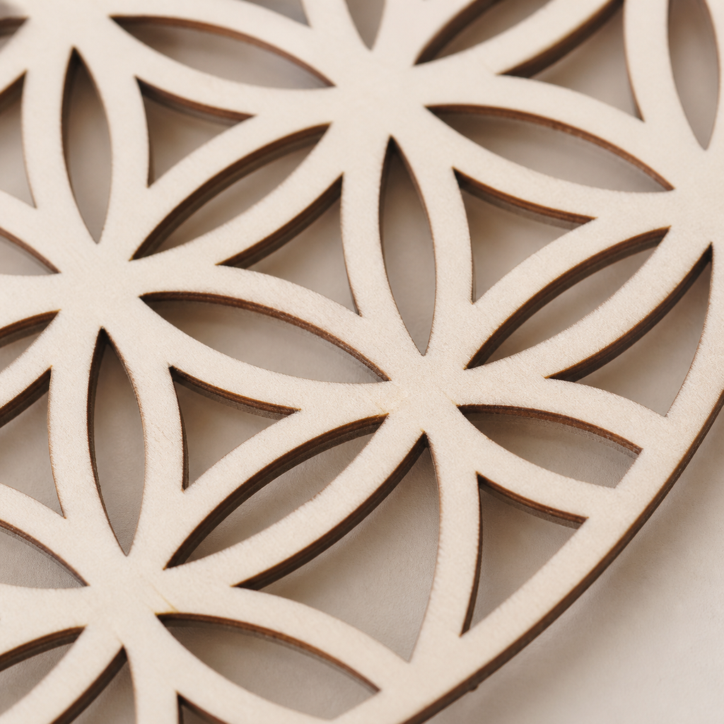 Plaque Fleur de Vie ajourée en bois - 10 cm, macro de la matière et des détails vérifiés