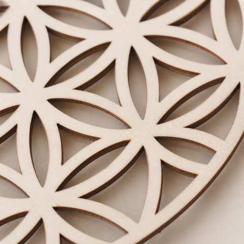 Plaque Fleur de Vie ajourée en bois - 10 cm, macro de la matière et des détails vérifiés