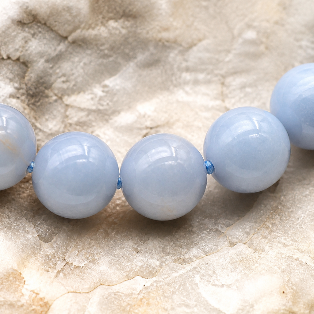 Bracelet en angélite 8 mm - 16 à 18 cm, macro de la matière et des détails vérifiés