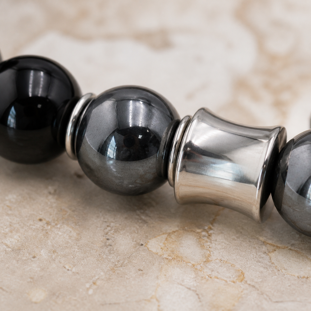 Bracelet Kahel en onyx et hématite, détail des pierres et du montage