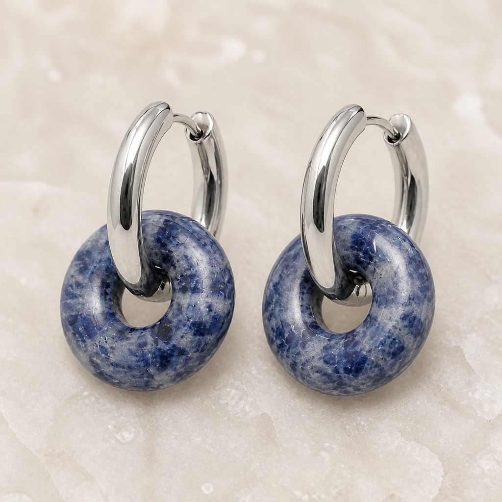 Boucles d'oreilles Loa argentées en sodalite 25 mm, macro de la matière et des détails vérifiés