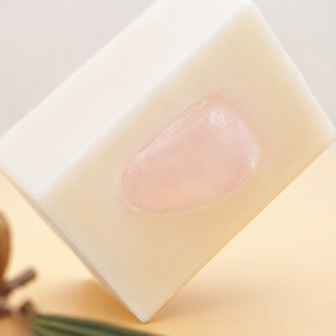 Détail de la pierre rose pâle dans le savon à l'argan
