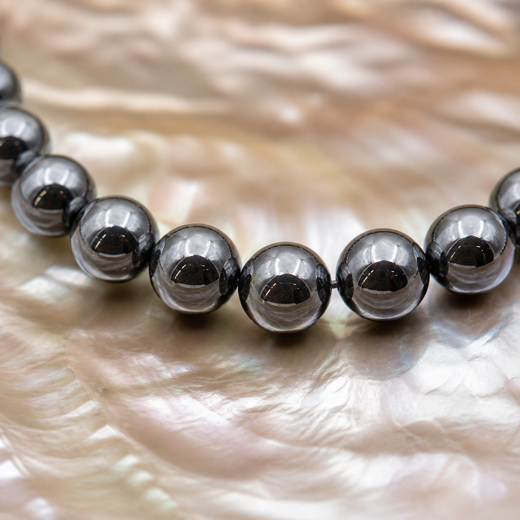 Collier en hématite 6 mm - 45 cm, macro de la matière et des détails vérifiés