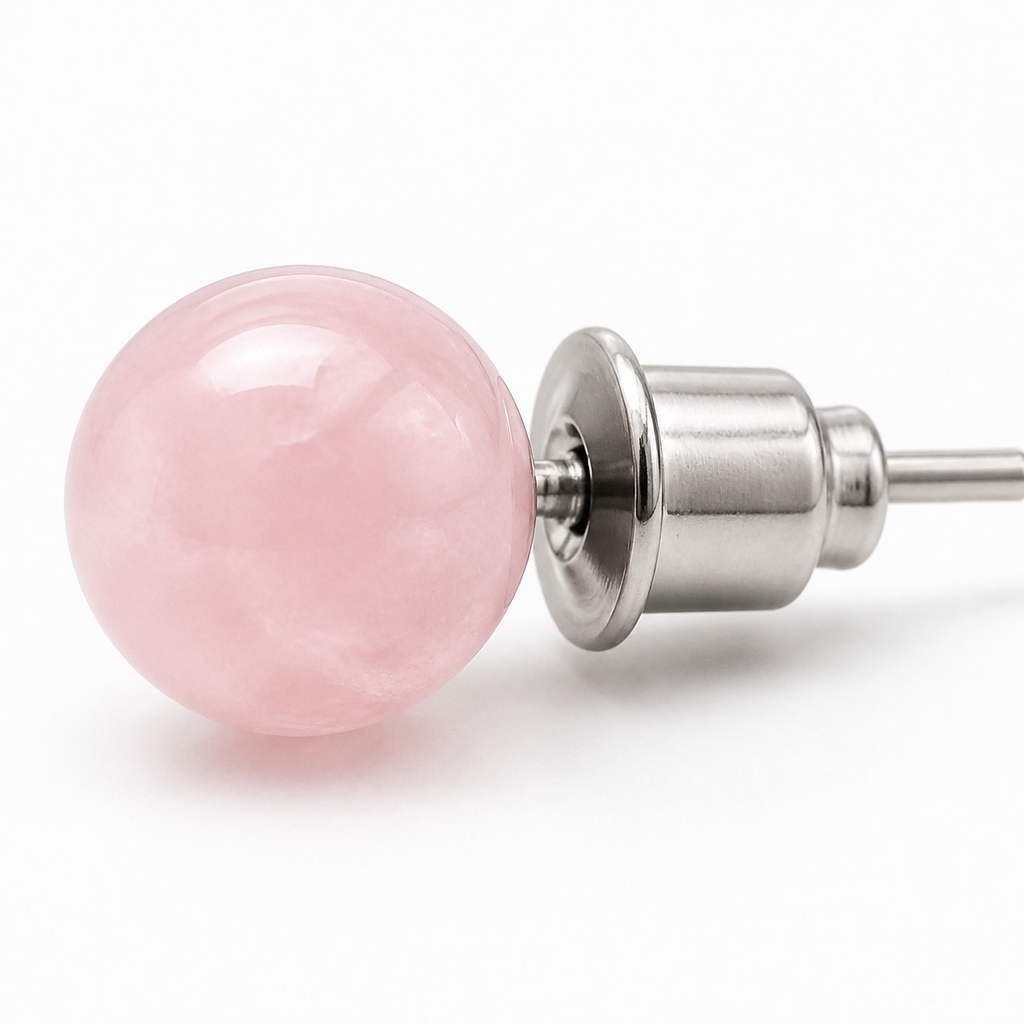 Boucles d'oreilles puces en quartz rose 6 mm, macro de la matière et des détails vérifiés