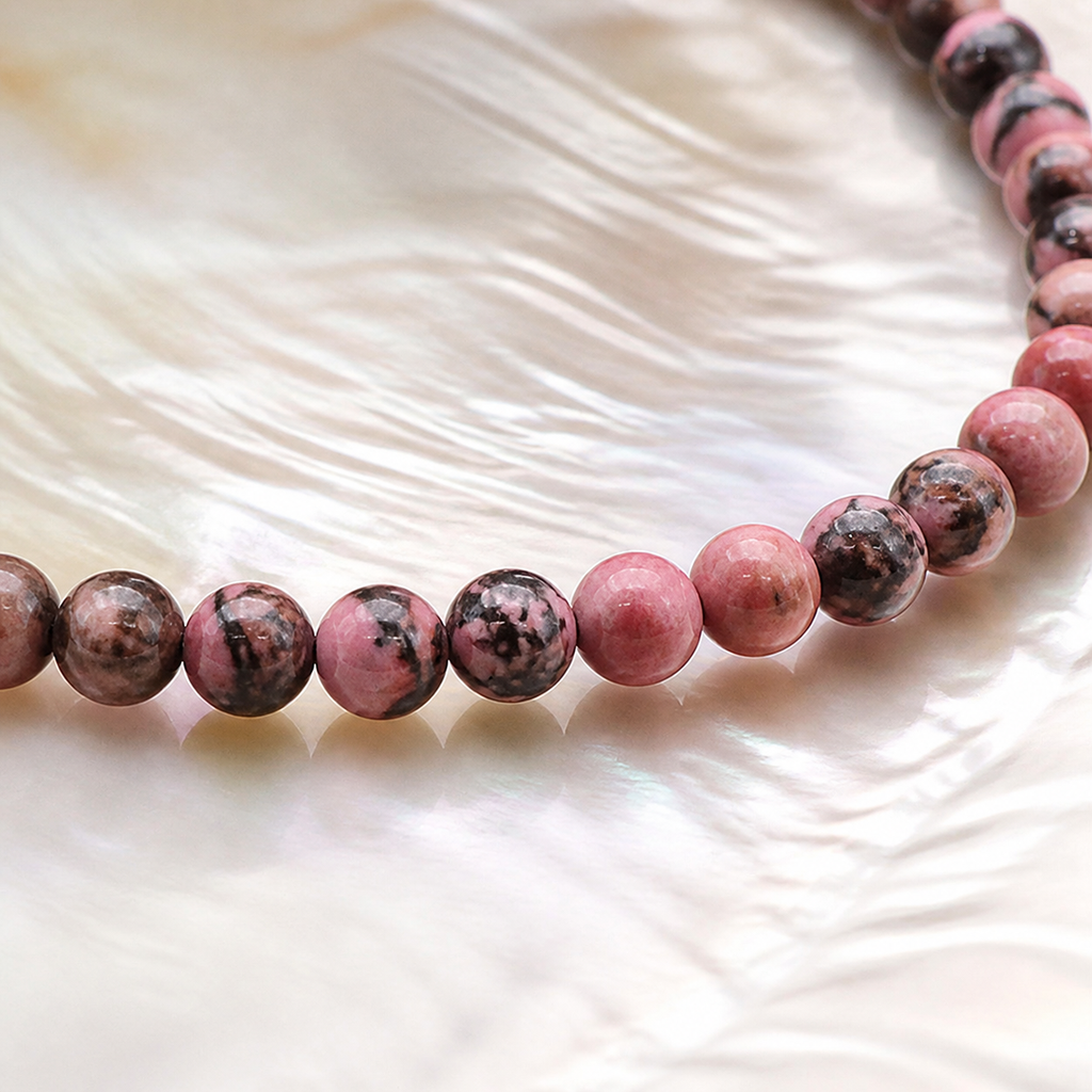 Collier en rhodonite de Madagascar 6 mm - 45 cm, macro de la matière et des détails vérifiés
