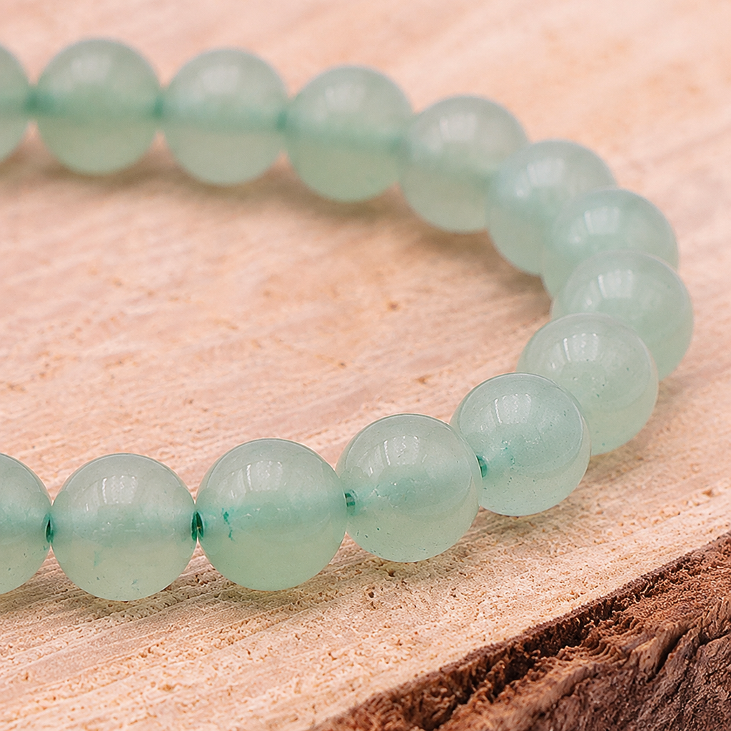 Gros plan de la matière et du montage du bracelet en aventurine verte