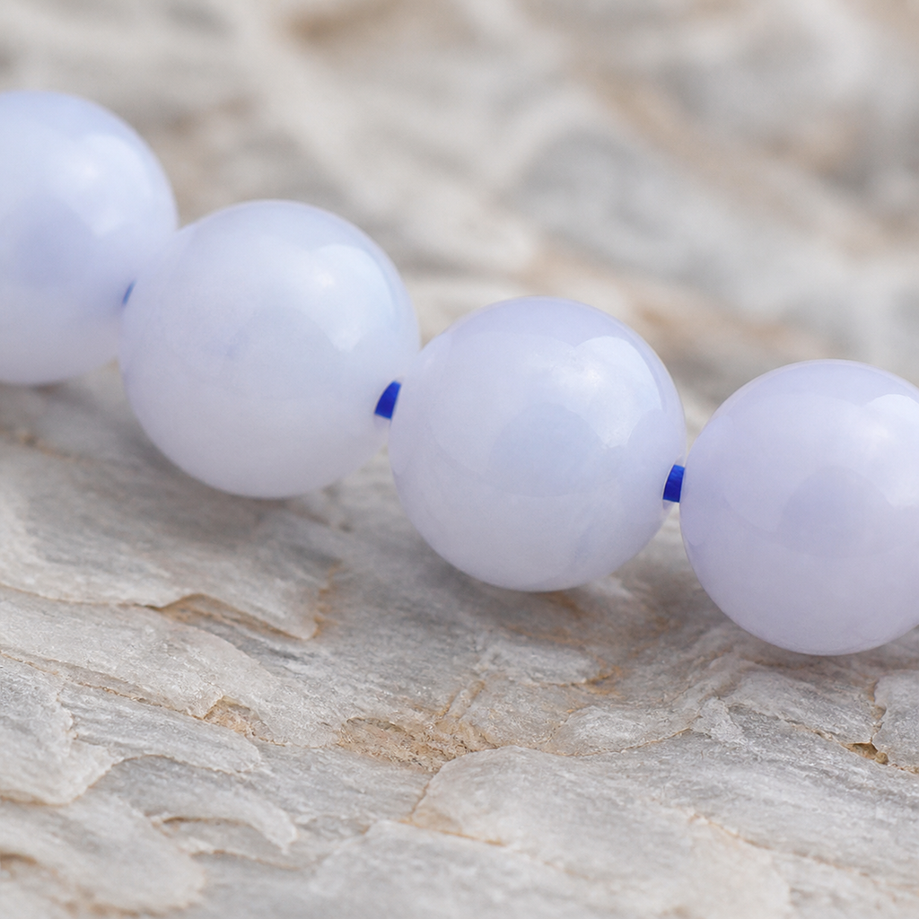 Bracelet en calcédoine bleue de Namibie - Perles de 6 mm, macro de la matière et des détails vérifiés