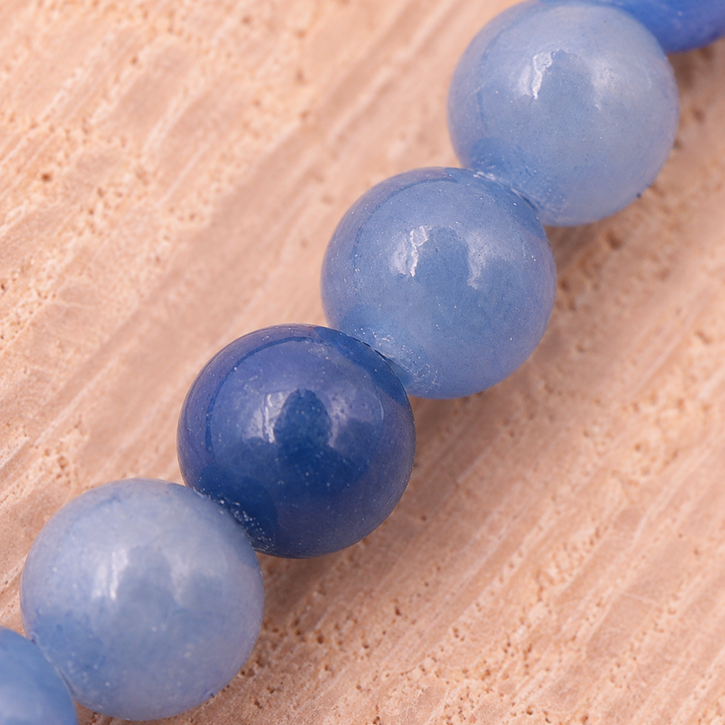 Gros plan de la matière et du montage du bracelet en aventurine bleue