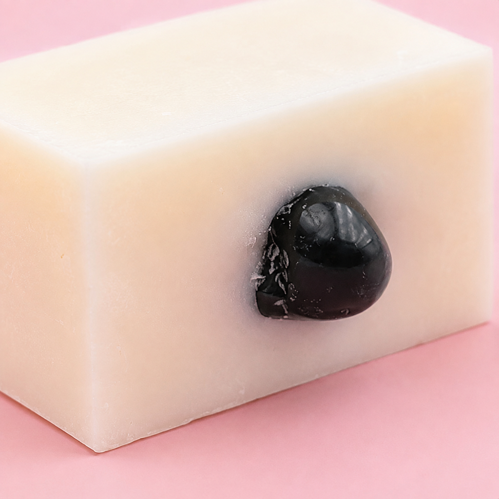 Détail de la pierre sombre veinée de clair dans le savon framboise