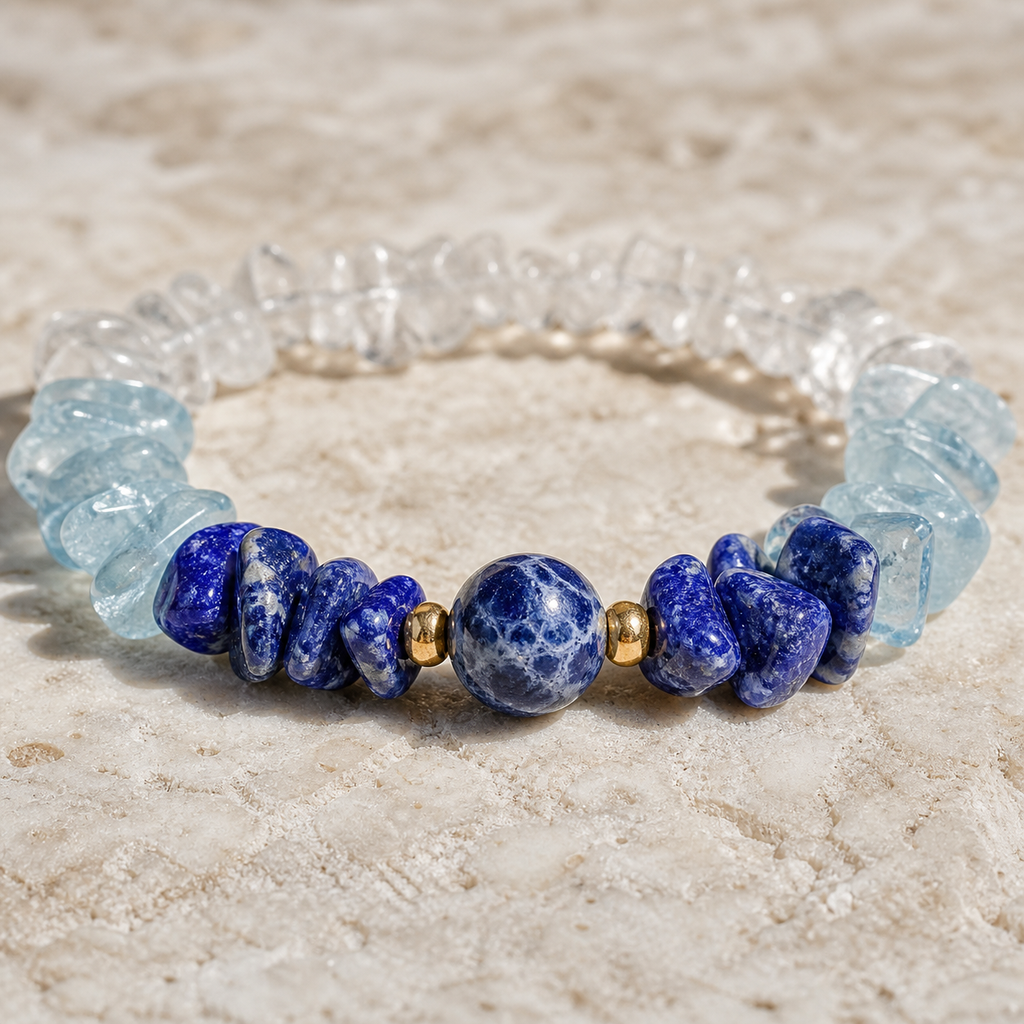 Bracelet doré en sodalite et pierres bleues, macro de la matière et des détails vérifiés