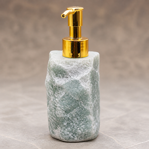 Distributeur de savon en aventurine verte brute - 100 à 150 mm, macro de la matière et des détails vérifiés