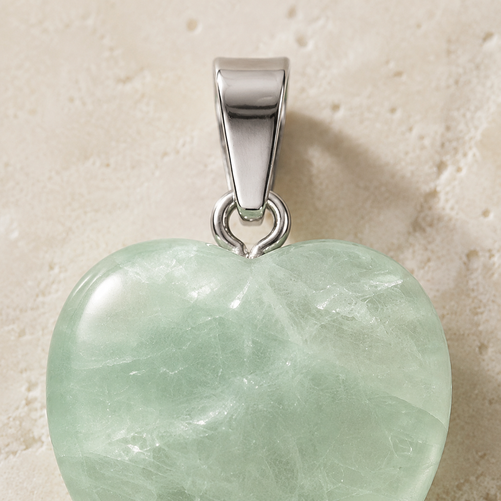 Macro de la bélière et de la partie supérieure du cœur en fluorine verte