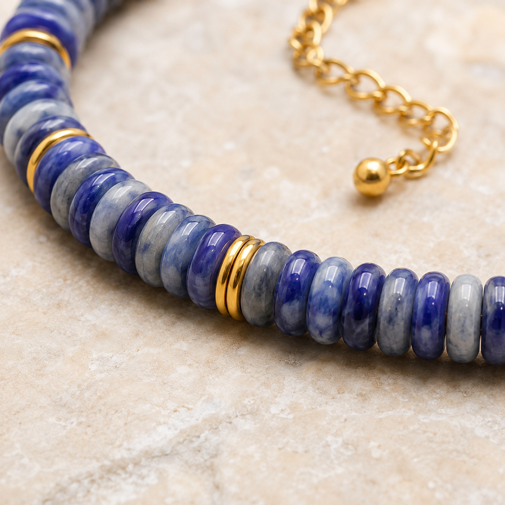 Gros plan de la matière et du montage du bracelet en sodalite