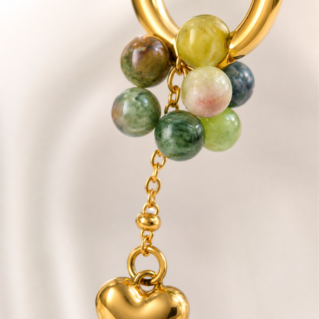 Boucles d'oreilles Auren dorées en agate indienne 4 mm, macro de la matière et du montage