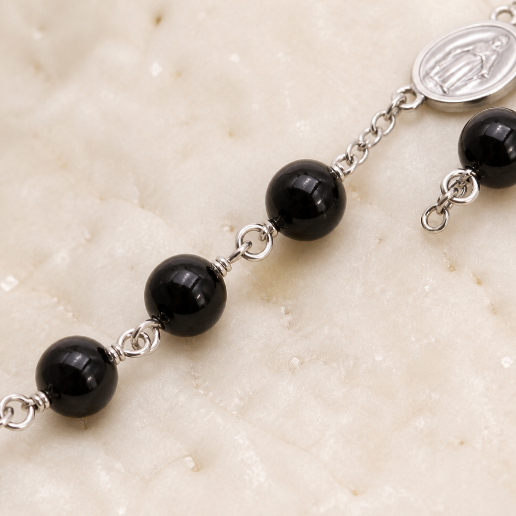 Macro des perles d'obsidienne noire et du montage argenté