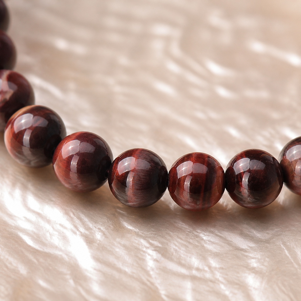 Collier en œil de taureau 6 mm - 45 cm, macro de la matière et des détails vérifiés
