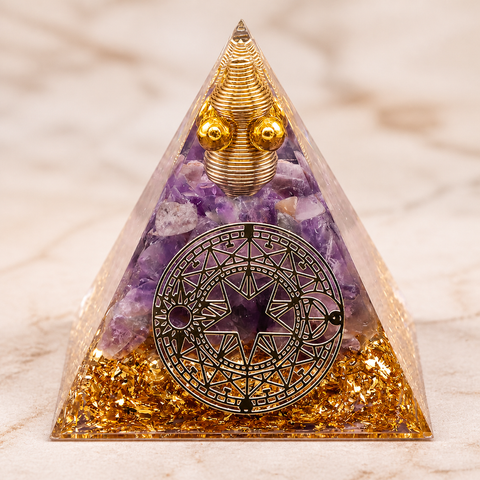 Orgonite pyramide Cercle magique en améthyste - 60 mm, macro de la matière et des détails vérifiés