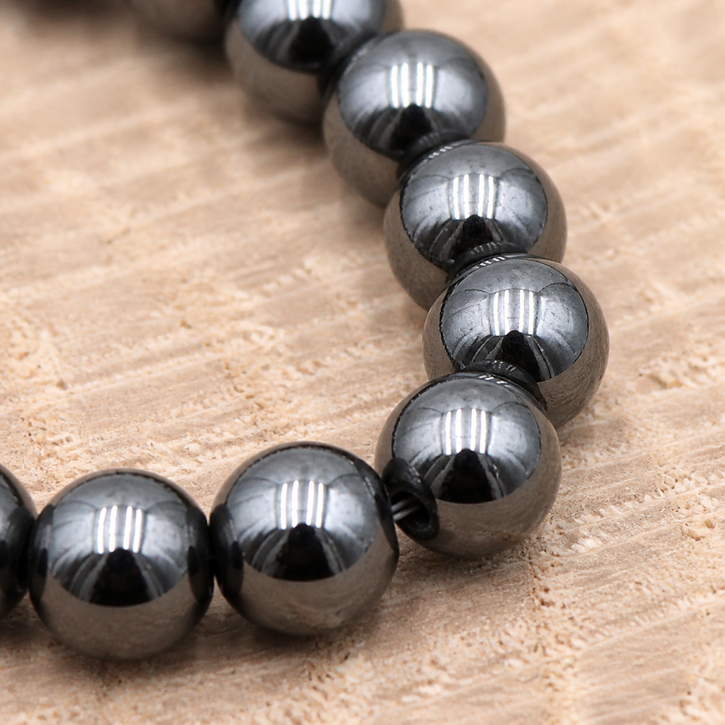 Bracelet en hématite - Perles de 6 mm, macro de la pierre et du montage