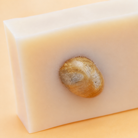 Détail de la pierre ocre marbrée dans le savon au miel