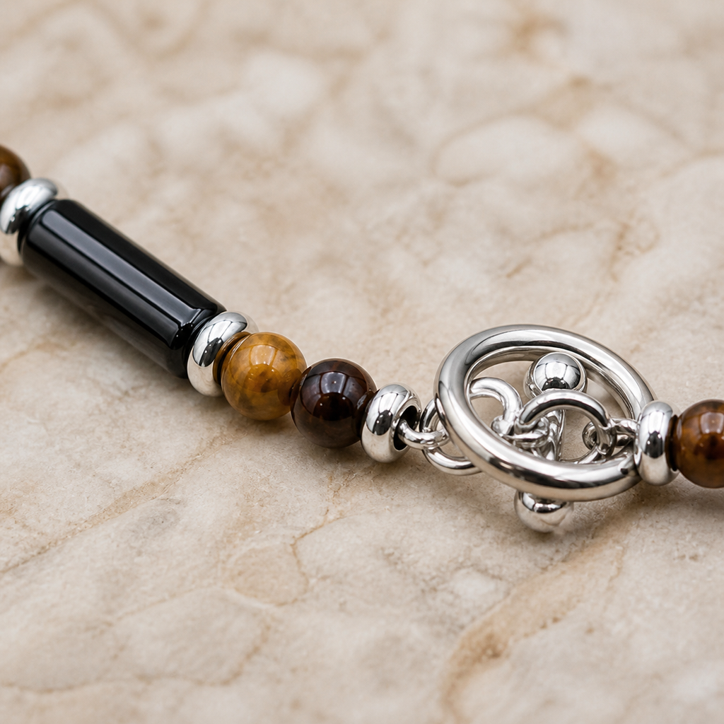 Bracelet Légende en œil de tigre et onyx, détail des pierres et du montage