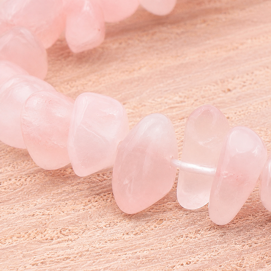Macro des éclats polis de quartz rose et de leur fil élastique