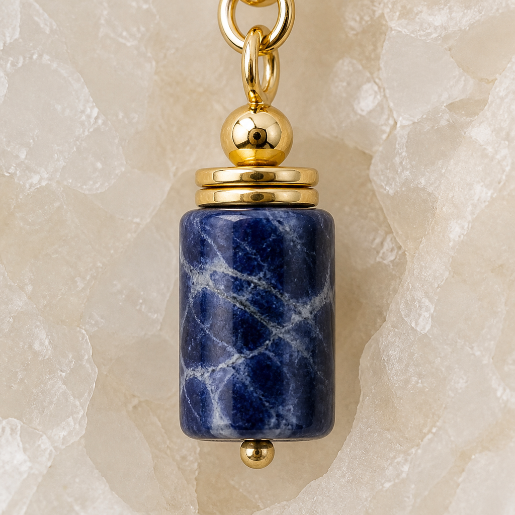 Boucles d'oreilles dorées en sodalite - 36 mm, macro de la matière et des détails vérifiés